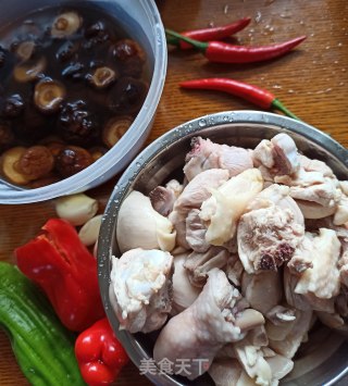 香菇焖鸡块的做法步骤：1