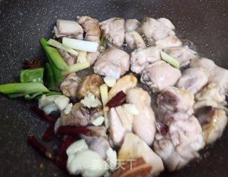 香菇焖鸡块的做法步骤：2