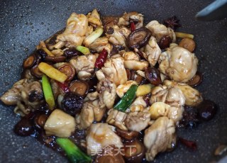 香菇焖鸡块的做法步骤：3
