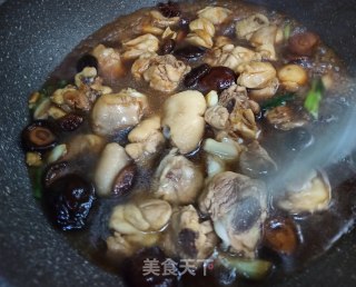 香菇焖鸡块的做法步骤：4
