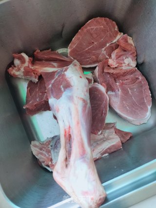 香辣红焖羊肉的做法步骤：1