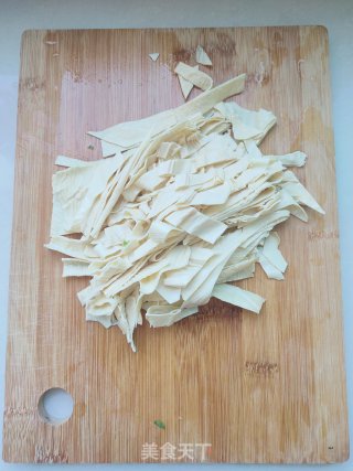 豆油皮拌黄瓜丝的做法步骤：2