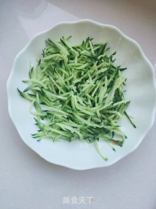 豆油皮拌黄瓜丝的做法步骤：3