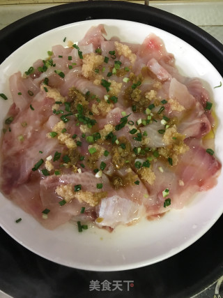 蒜蓉剁椒蒸鱼片的做法步骤：2