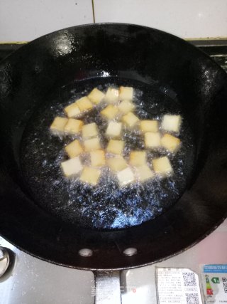 香炸鱼豆腐的做法步骤：2