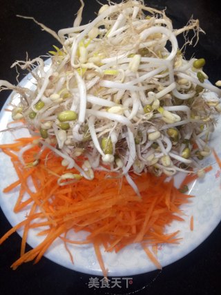 胡萝卜辣炒绿豆芽的做法步骤：1