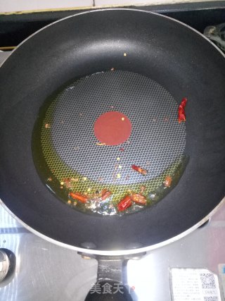 胡萝卜辣炒绿豆芽的做法步骤：2