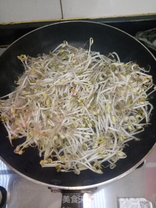 胡萝卜辣炒绿豆芽的做法步骤：3
