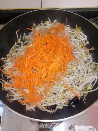 胡萝卜辣炒绿豆芽的做法步骤：4