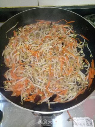 胡萝卜辣炒绿豆芽的做法步骤：5
