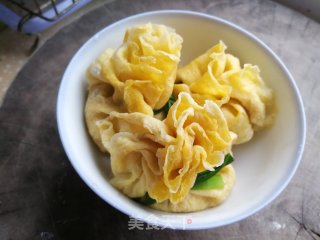 茼蒿福袋面皮汤的做法步骤：1