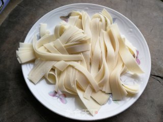 茼蒿福袋面皮汤的做法步骤：2