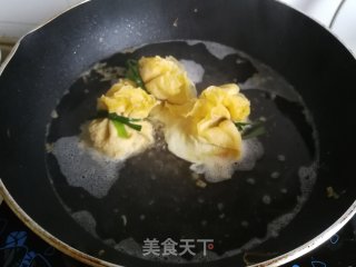 茼蒿福袋面皮汤的做法步骤：4
