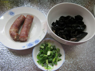 香肠炒黑木耳的做法步骤：1