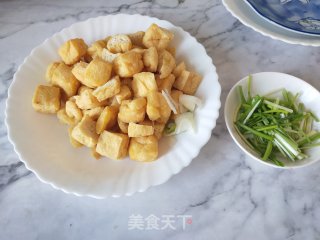 蒜苗豆腐泡的做法步骤：1