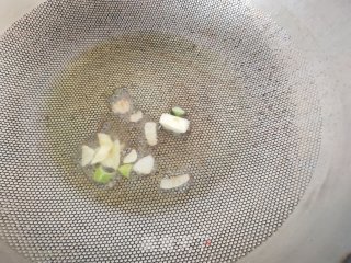蒜苗豆腐泡的做法步骤：2