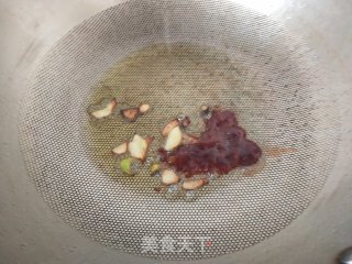 蒜苗豆腐泡的做法步骤：3