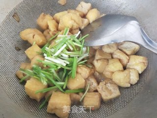 蒜苗豆腐泡的做法步骤：4