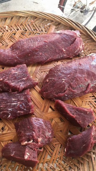 手打牛肉丸的做法步骤：1