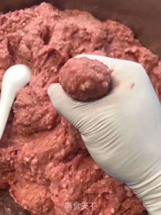 手打牛肉丸的做法步骤：2