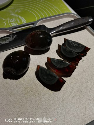 皮蛋黄瓜卷的做法步骤：1