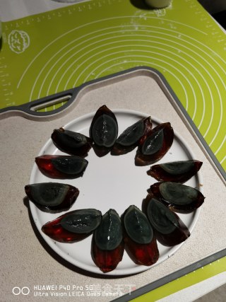 皮蛋黄瓜卷的做法步骤：2