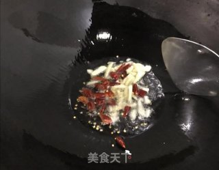 黄豆烧鸭爪的做法步骤：1