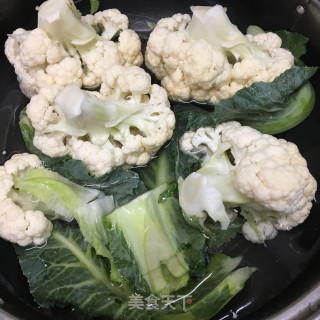 油渣香葱炒花菜的做法步骤：1