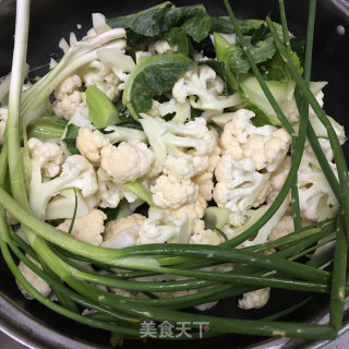 油渣香葱炒花菜的做法步骤：2