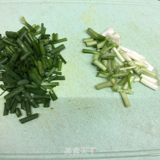 油渣香葱炒花菜的做法步骤：3