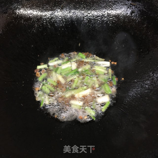 油渣香葱炒花菜的做法步骤：5