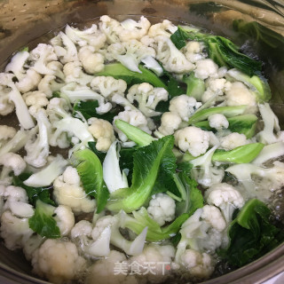 油渣香葱炒花菜的做法步骤：6