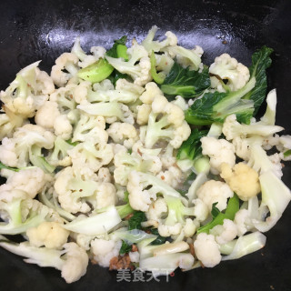 油渣香葱炒花菜的做法步骤：7