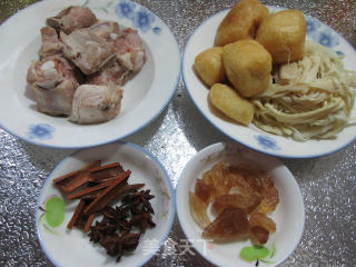油豆腐水笋烧仔排的做法步骤：1