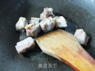 油豆腐水笋烧仔排的做法步骤：3