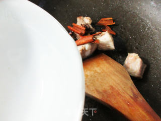 油豆腐水笋烧仔排的做法步骤：4