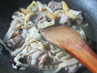 油豆腐水笋烧仔排的做法步骤：7