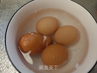 香辣金钱蛋的做法步骤：2
