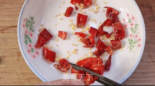 干煸麻辣花生的做法步骤：1
