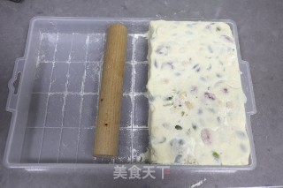 果仁草莓干牛轧糖的做法步骤：10