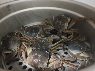 清蒸河蟹的做法步骤：2