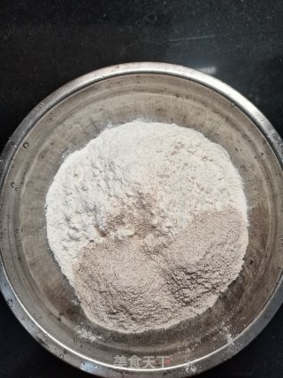 全麦鸡蛋饼的做法步骤：1