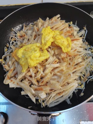 豆芽鸡蛋炒饼的做法步骤：4