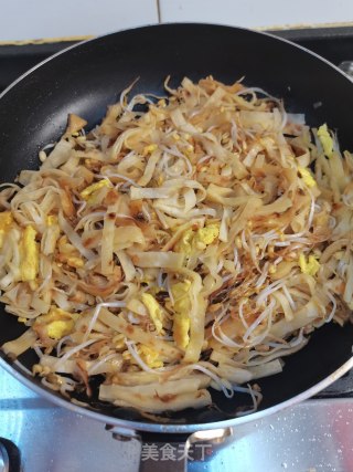 豆芽鸡蛋炒饼的做法步骤：5