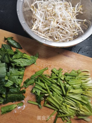 菠菜炒豆芽的做法步骤：1
