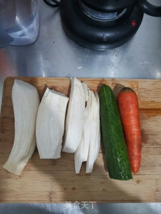 杏鲍菇冬笋炒黄瓜的做法步骤：1