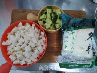 杏鲍菇冬笋炒黄瓜的做法步骤：2