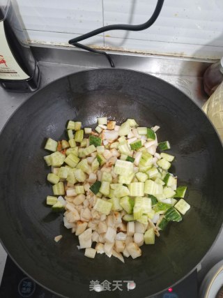 杏鲍菇冬笋炒黄瓜的做法步骤：6
