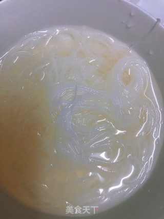 蒜蓉粉丝蒸扇贝肉的做法步骤：2