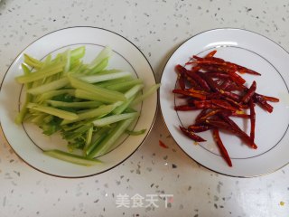 干煸蝉蛹的做法步骤：2